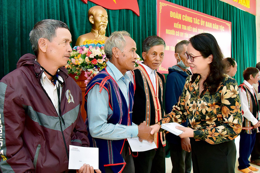 Thứ trưởng, Phó Chủ nhiệm UBDT Hoàng Thị Hạnh tặng quà cho người có uy tín huyện Đak Đoa. Ảnh: Đức Thụy