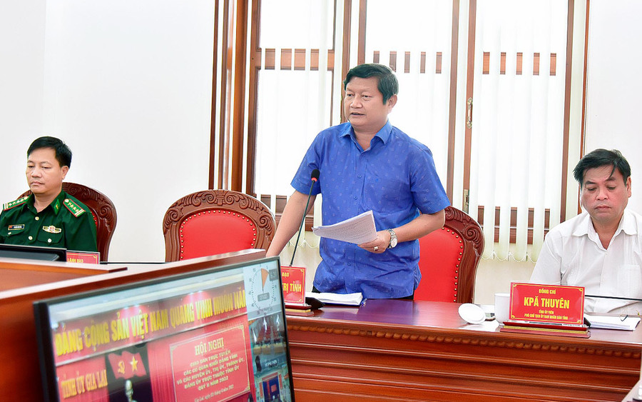 Hiệu trưởng Trường Chính trị tỉnh Ngô Khắc Ngọc thông tin về việc mở các lớp đào tạo, bồi dưỡng cho cán bộ, đảng viên. Ảnh: Đức Thụy Hiệu trưởng Trường Chính trị tỉnh Ngô Khắc Ngọc thông tin về việc mở các lớp đào tạo, bồi dưỡng cho cán bộ, đảng viên. Ảnh: Đức Thụy