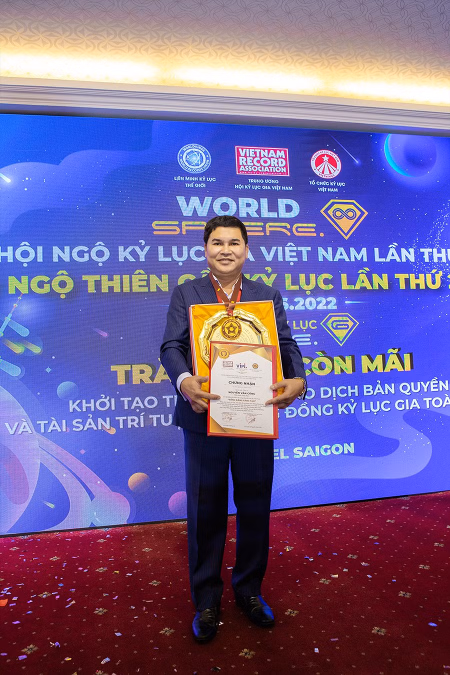 Kỷ lục gia - nhạc sĩ Thiện Hảo nhận bằng Kỷ lục và Đĩa vàng Sống bằng sáng tạo, cùng Huy hiệu Viet Master.