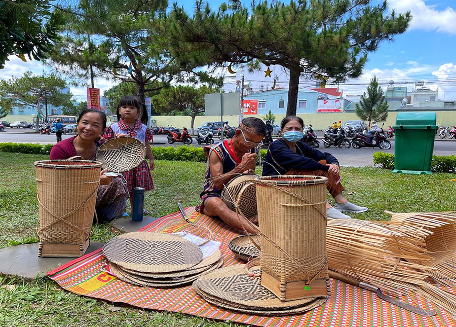 Các nghệ nhân xã Tơ Tung (huyện Kbang) tại Ngày hội Văn hóa các dân tộc thiểu số tỉnh Gia Lai lần thứ nhất. Ảnh: Hoàng Ngọc Các nghệ nhân xã Tơ Tung (huyện Kbang) tại Ngày hội Văn hóa các dân tộc thiểu số tỉnh Gia Lai lần thứ nhất. Ảnh: Hoàng Ngọc