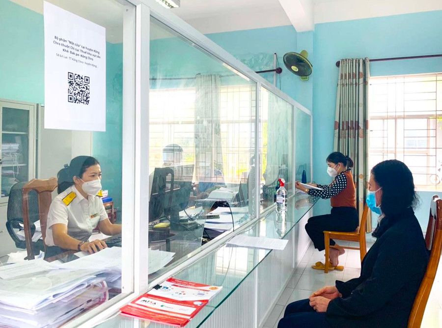 Các hộ kinh doanh trên địa bàn huyện Kông Chro kê khai nộp thuế năm 2021. Ảnh: Ngọc Minh