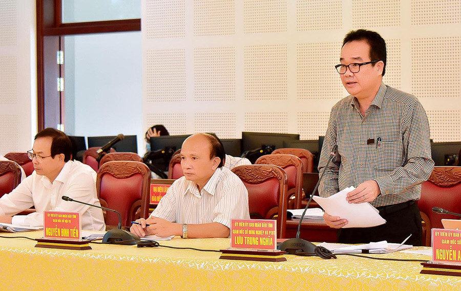  Giám đốc Sở Nông Nghiệp và PTNT Lưu Trung Nghĩa nêu lên một số khó khăn ở lĩnh vực nông-lâm nghiệp 6 tháng đầu năm. Ảnh: Đức Thụy