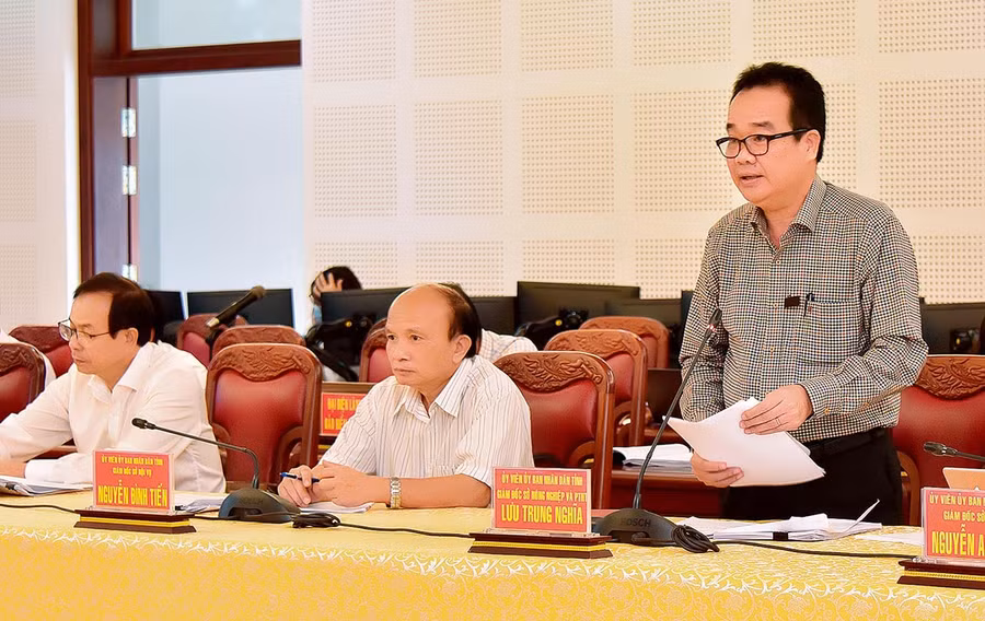  Giám đốc Sở Nông Nghiệp và PTNT Lưu Trung Nghĩa nêu lên một số khó khăn ở lĩnh vực nông-lâm nghiệp 6 tháng đầu năm. Ảnh: Đức Thụy