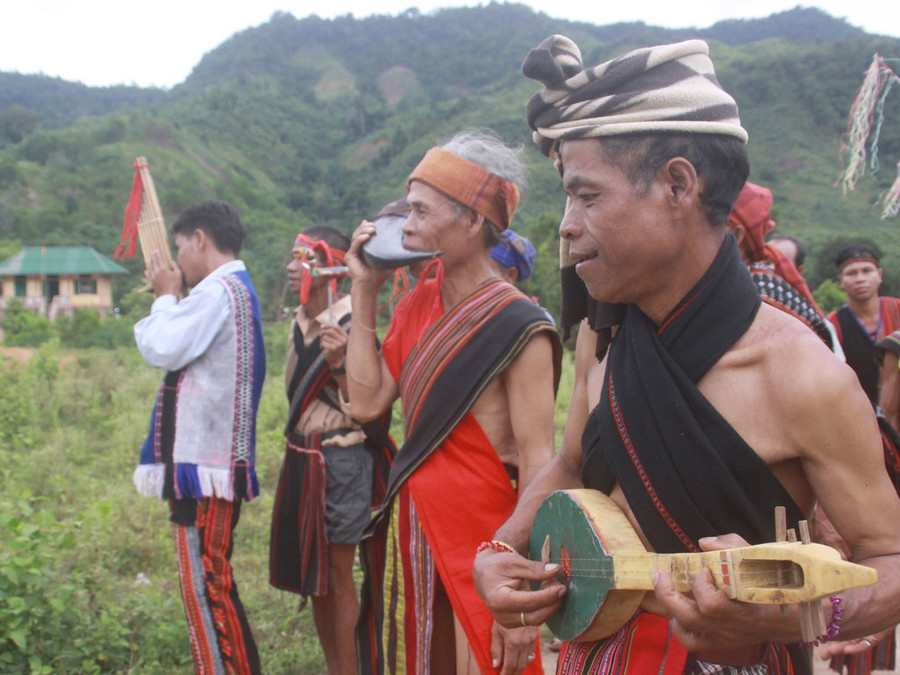 Nhạc cụ của người Vân Kiều hiện diện trong lễ hội truyền thống ở bản làng miền tây Quảng Trị. Ảnh: Nguyễn Phúc