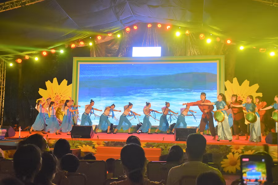 Các tiết mục tại chương trình giao lưu nghệ thuật đã mang đến cho người xem một không gian âm nhạc sôi động, ấm áp. Ảnh: Trần Dung