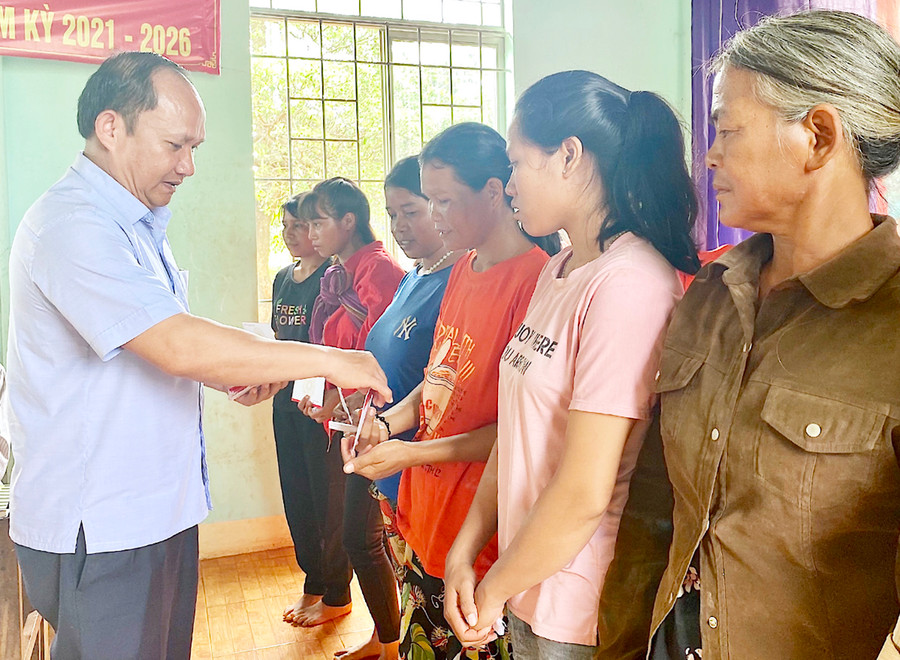 Phó Bí thư Tỉnh ủy Rah Lan Chung tặng quà cho hộ nghèo làng Chư Ruồi Sul (xã Kông Htok, huyện Chư Sê). Ảnh: Mộc Trà Phó Bí thư Tỉnh ủy Rah Lan Chung tặng quà cho hộ nghèo thôn Chư Ruồi Sul (xã Kông Htok, huyện Chư Sê). Ảnh: Mộc Trà