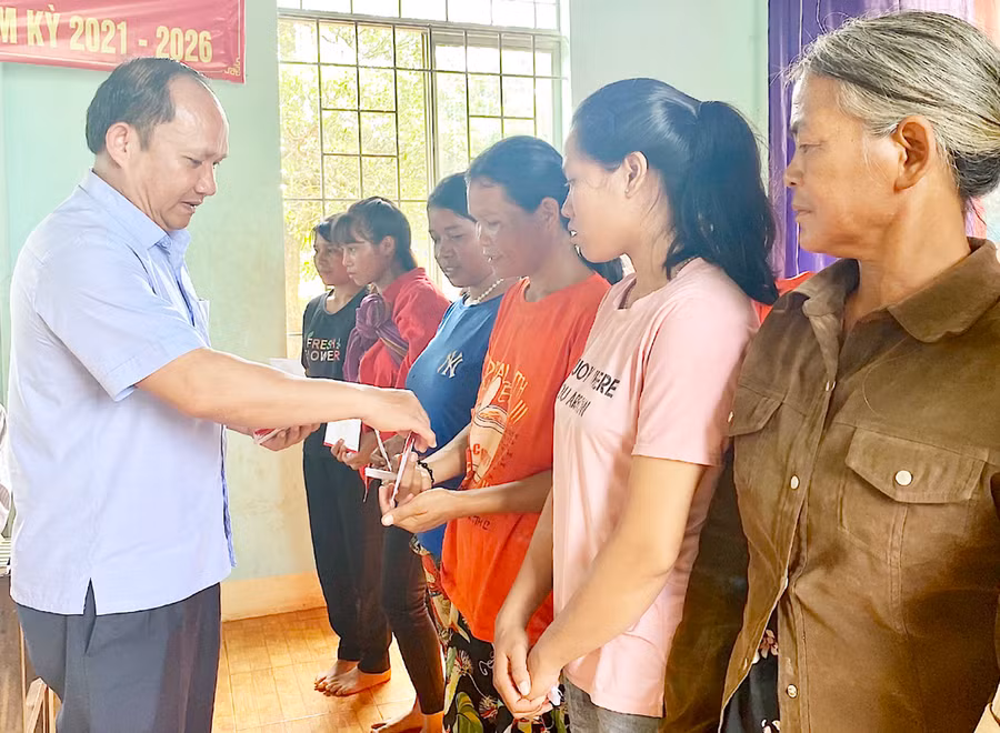 Phó Bí thư Tỉnh ủy Rah Lan Chung tặng quà cho hộ nghèo thôn Chư Ruồi Sul (xã Kông Htok, huyện Chư Sê). Ảnh: Mộc Trà