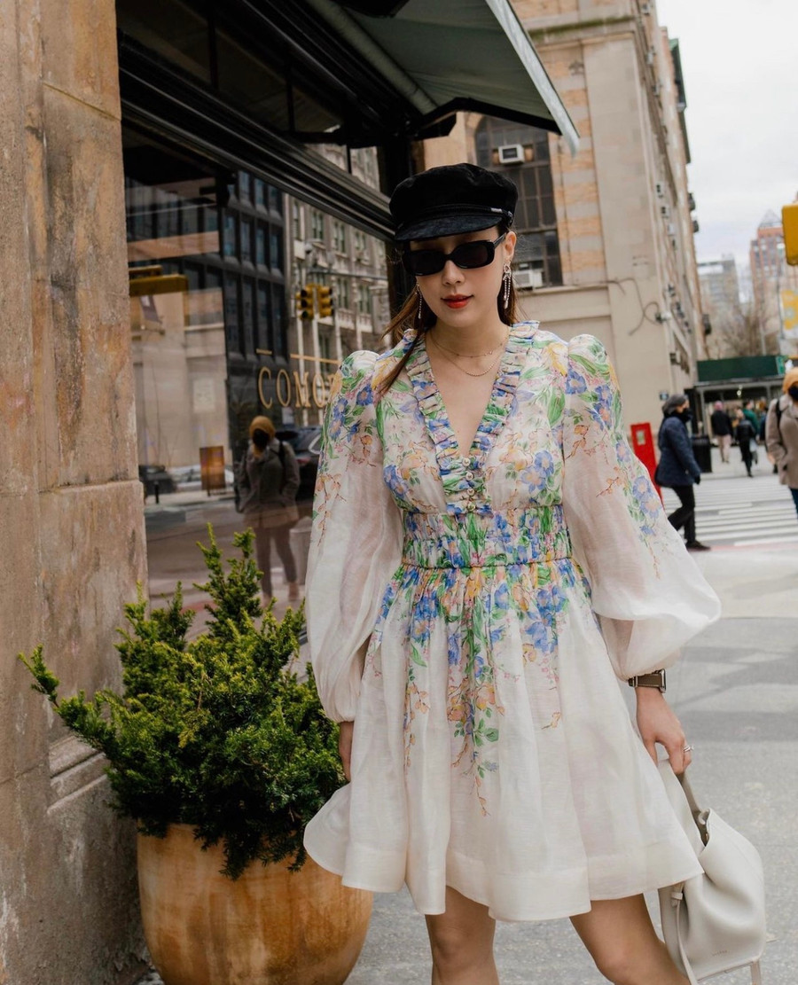 Váy hoa chất liệu tafta đem đến sự bồng bềnh, bóng bẩy nên chúng thường được các cô nàng diện xuống phố hoặc trong những buổi hò hẹn.