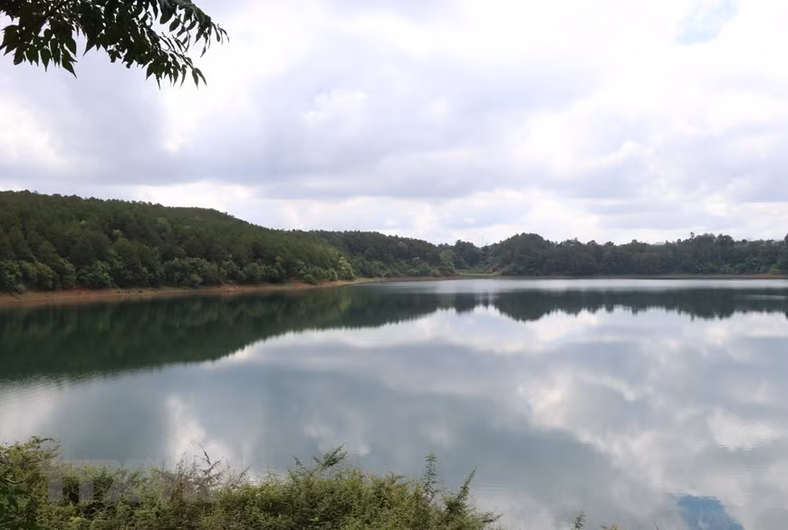 Phong cảnh hoang sơ của khu du lịch Biển Hồ thu hút rất nhiều du khách đến khám phá. Ảnh: Hồng Điệp/TTXVN