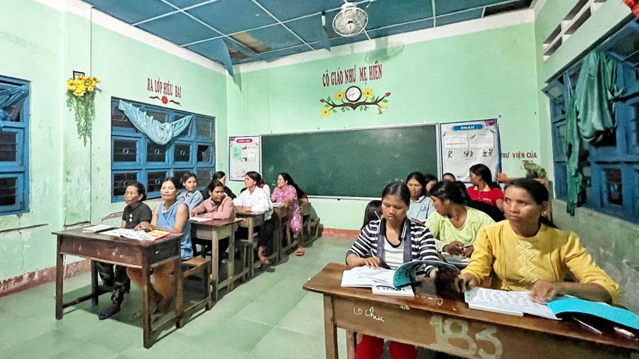 Phụ nữ Bahnar tự tin hơn nhờ biết đọc, biết viết tiếng phổ thông. Ảnh: Hoàng Ngọc