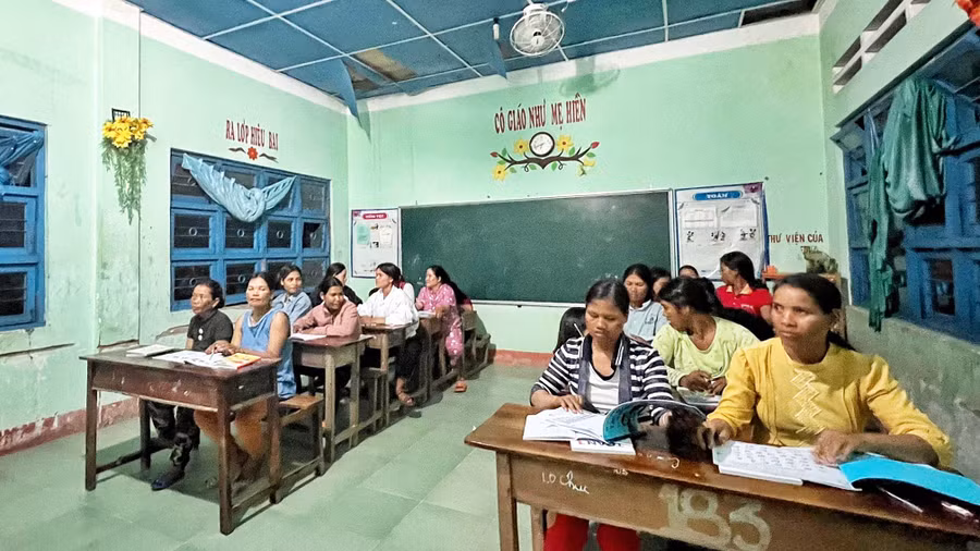 Phụ nữ Bahnar tự tin hơn nhờ biết đọc, biết viết tiếng phổ thông. Ảnh: Hoàng Ngọc