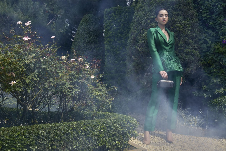 Những chi tiết cut-out, cúp ngực hay chiết eo quen thuộc vẫn được sử dụng, nhưng không tập trung khoe đường cong mà đóng vai trò tạo điểm nhấn cho trang phục.