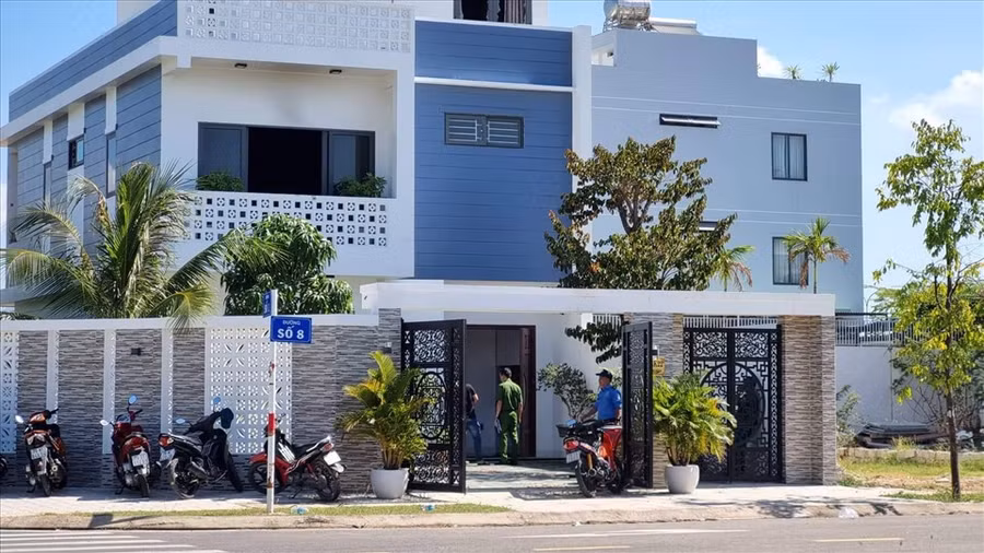 Cơ quan chức năng đang tiến hành khám nghiệm hiện trường bên trong biệt thự. Ảnh: H. A