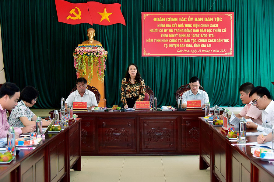 Thứ trưởng, Phó Chủ nhiệm Ủy ban Dân tộc Hoàng Thị Hạnh làm việc với huyện Đak Đoa. Ảnh: Đức Thụy