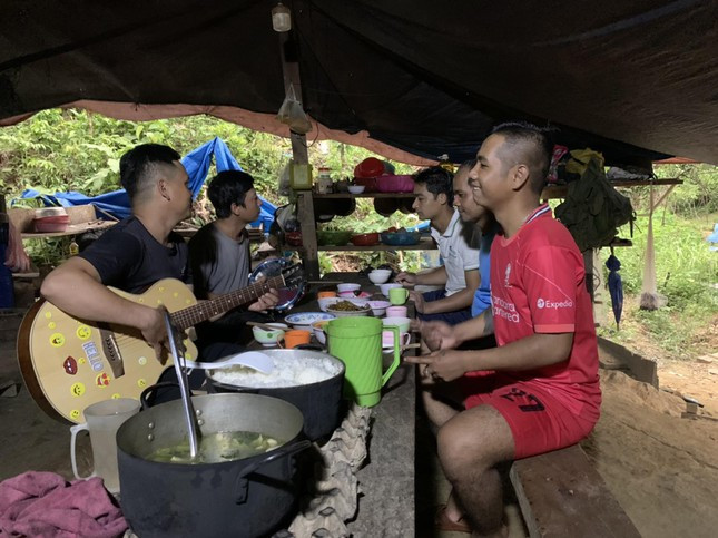 Anh em tổ bảo vệ rừng khe Tà Vạt bên cây đàn guitar là quà của phóng viên Tiền Phong Anh em tổ bảo vệ rừng khe Tà Vạt bên cây đàn guitar là quà của phóng viên Tiền Phong