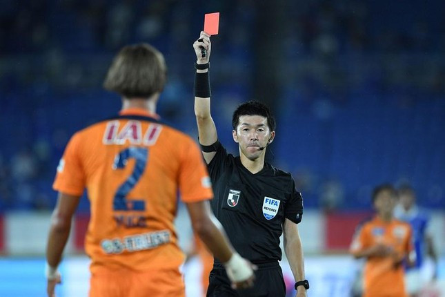 Trọng tài Araki nổi tiếng nghiêm khắc và quyết đoán. Ảnh: Getty Images Trọng tài Araki nổi tiếng nghiêm khắc và quyết đoán. Ảnh: Getty Images