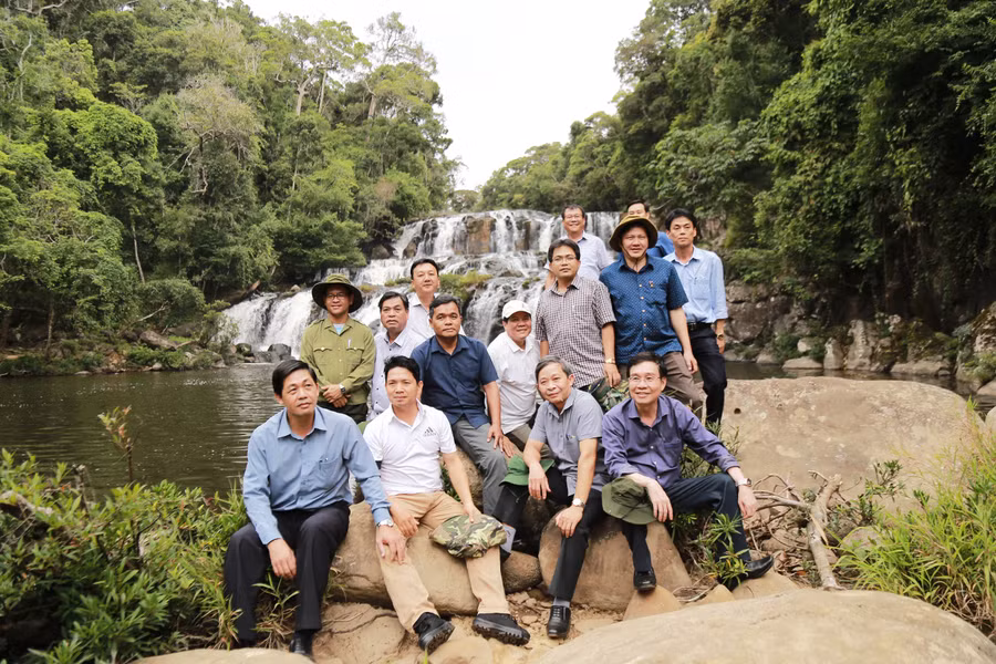 Đoàn công tác chụp ảnh lưu niệm tại thác Kon Bông. Ảnh: Tấn Linh