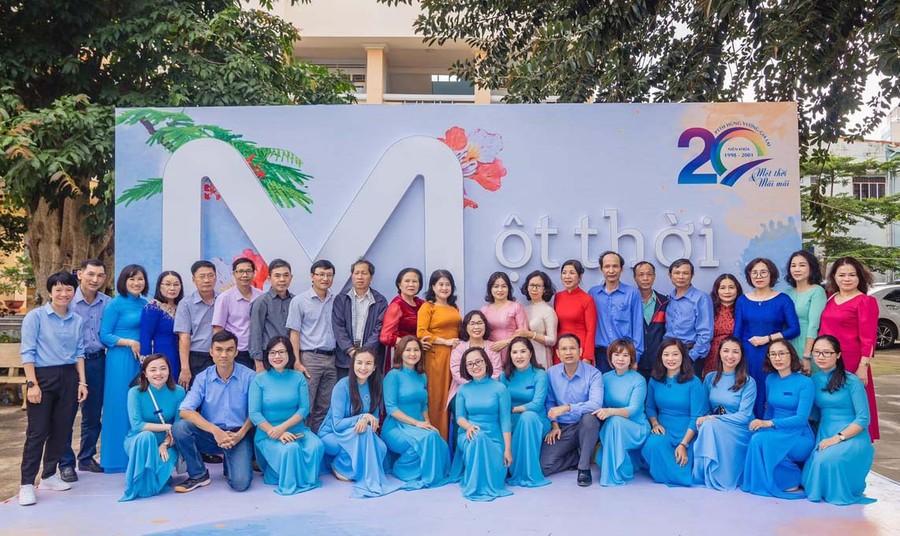 Hội khóa như một “trạm dừng” để mỗi người hồi nhớ về tuổi thanh xuân hồn nhiên bên thầy cô, bè bạn. Ảnh: Hòa Giang