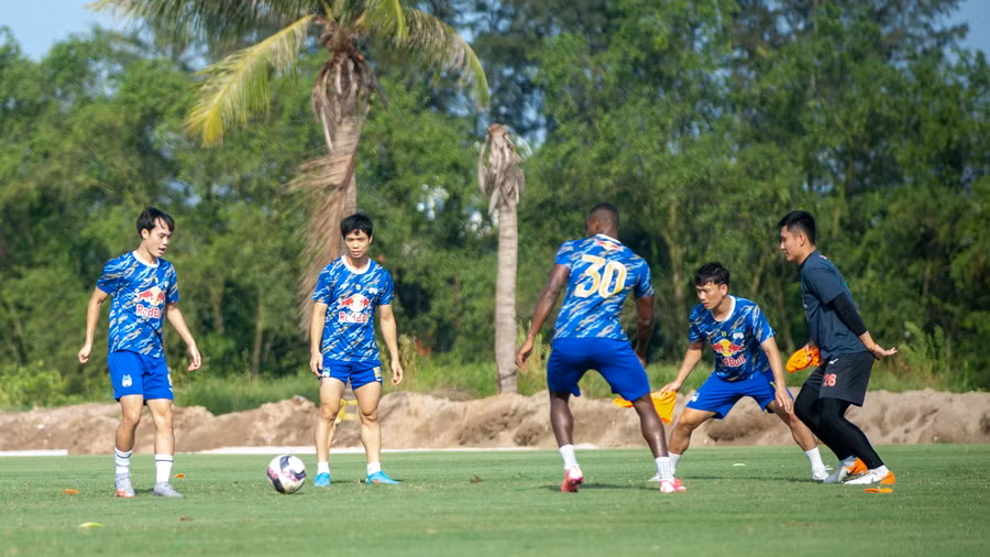 Công Phương, Văn Toàn đã hội quân cùng CLB HAGL. Ảnh: PHẠM KỶ LUẬT