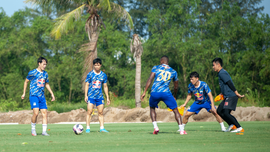 Công Phương, Văn Toàn đã hội quân cùng CLB HAGL. Ảnh: PHẠM KỶ LUẬT