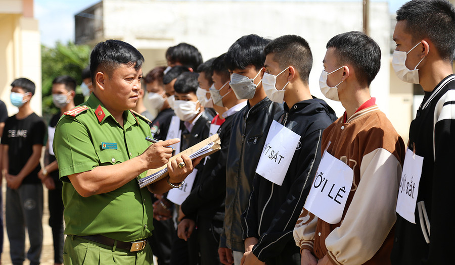Hai nhóm thanh niên cùng hung khí bị bắt giữ. Ảnh: Thúy Trinh Hai nhóm thanh niên cùng hung khí bị bắt giữ. Ảnh: Thúy Trinh