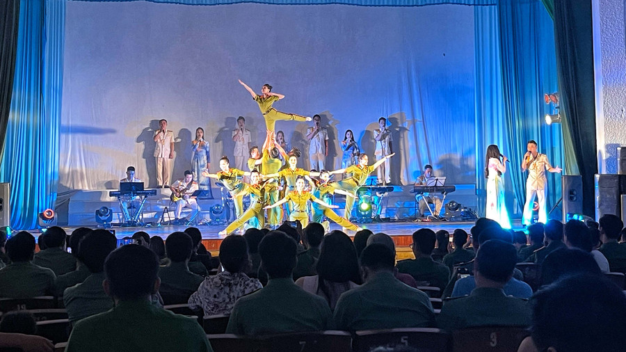 Hợp ca hát múa ca ngợi những chiến công thầm lặng của lực lượng Cảnh sát nhân dân. Ảnh: Hoàng Ngọc
