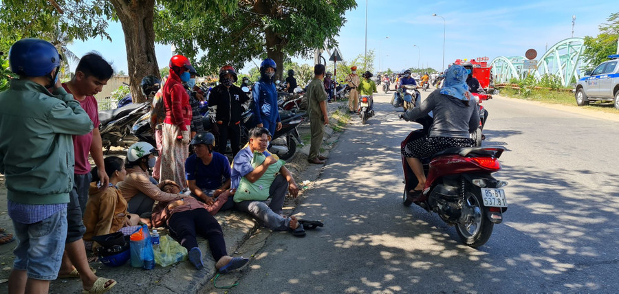 Người nhà cô gái đang chờ thông tin. Ảnh: Thiện Nhân Người nhà cô gái đang chờ thông tin. Ảnh: Thiện Nhân