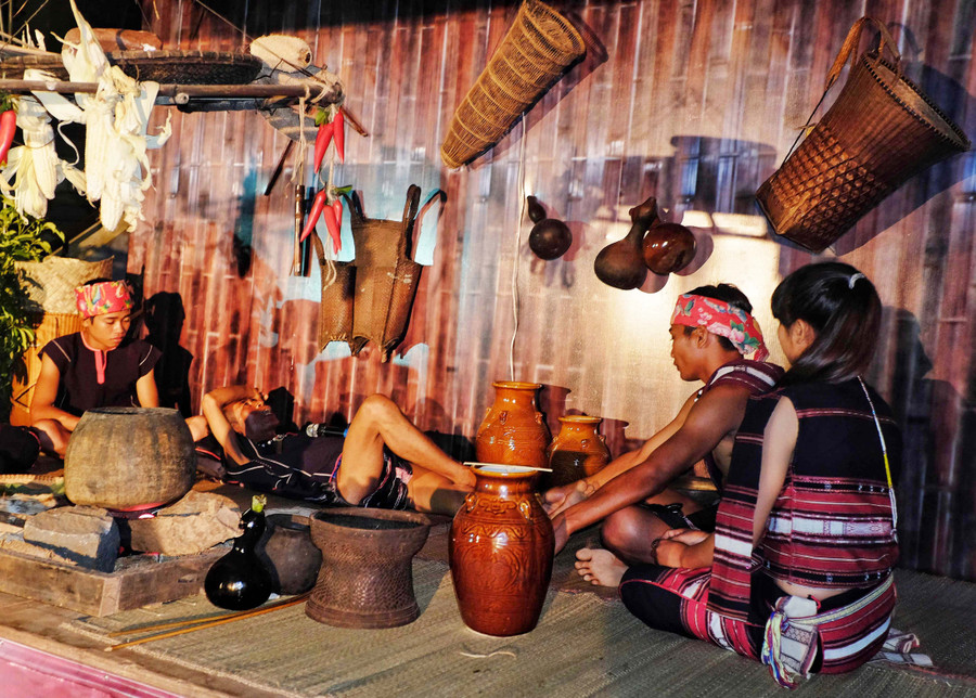 Tái hiện không gian hát kể sử thi của người Bahnar. Ảnh: Hoàng Ngọc