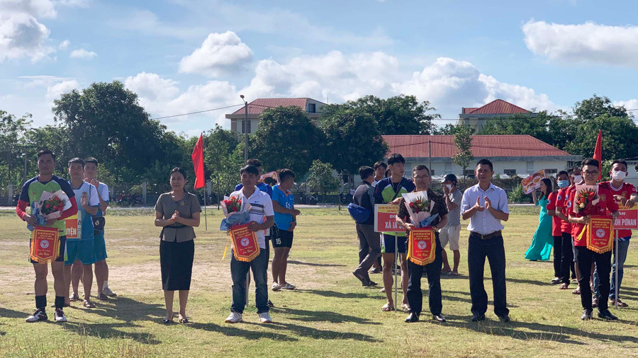 Ban tổ chức trao cờ lưu niệm cho các đoàn vận động viên tham gia Đại hội. Ảnh: Vũ Chi