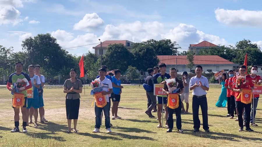 Ban tổ chức trao cờ lưu niệm cho các đoàn vận động viên tham gia Đại hội. Ảnh: Vũ Chi