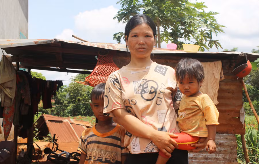 Ngôi nhà cũ xêu vẹo của Đinh Chương nay thành nhà bếp của gia đình em. Ảnh: Hoành Sơn