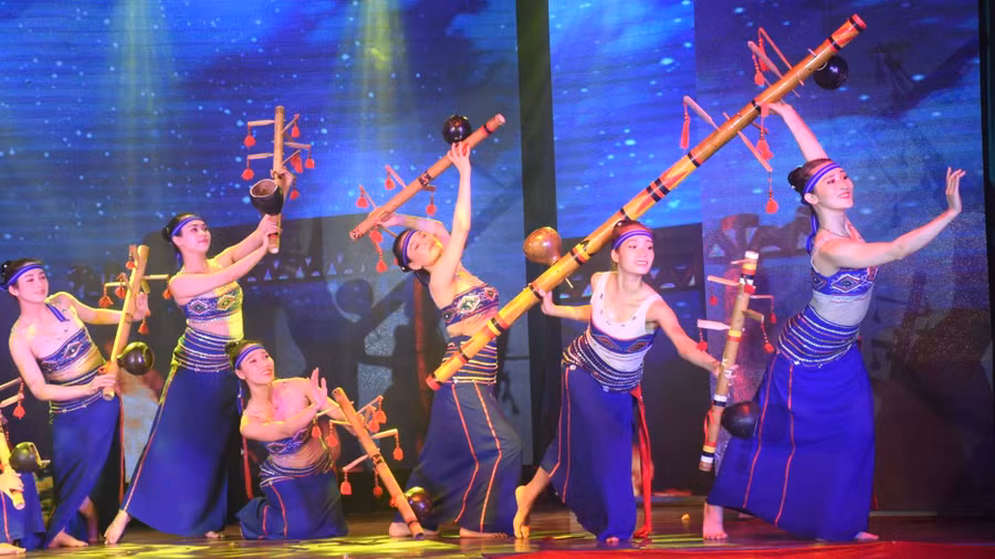 Diễn viên-biên đạo múa Trần Thị Hồng Mai (bìa phải) trong một tiết mục của Nhà hát Ca múa nhạc tổng hợp Đam San. Ảnh: Lam Nguyên