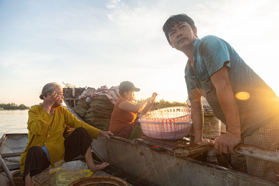 Trời hửng nắng, ngư dân thu dọn ngư cụ để trở về nhà. Ảnh: Lê Hoài Nhân