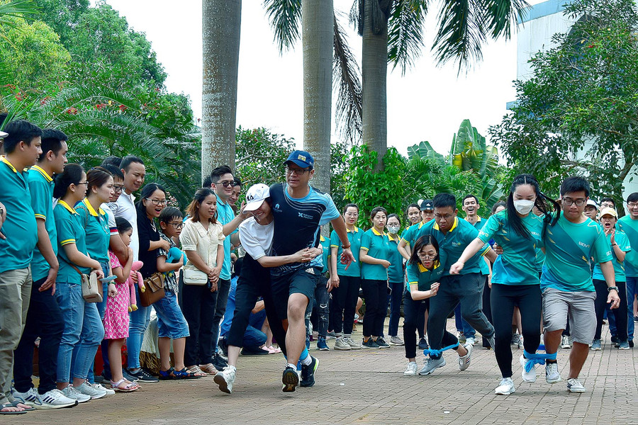 Các cặp đôi chạy đua trong trò chơi chạy ba chân. Ảnh: Đức Thụy Các cặp đôi chạy đua hấp dẫn trong trò chạy ba chân. Ảnh: Văn Ngọc