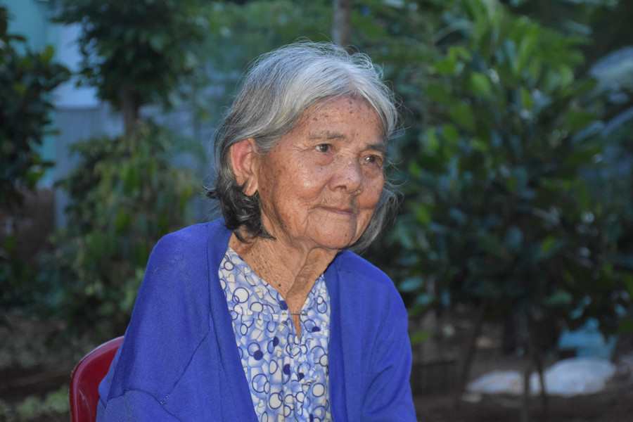 Bà Rơ com H’Phum (90 tuổi, làng Pleiku Roh) kể về những ngày khai hoang tại cánh đồng Ia Nông. Ảnh: Trần Dung