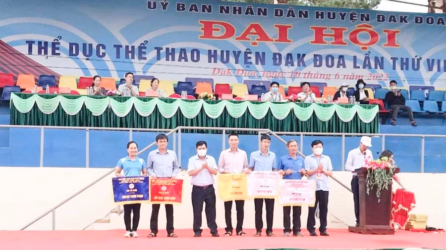 Ban tổ chức trao thưởng cho các đơn vị giành giải toàn đoàn. Ảnh: Văn Ngọc