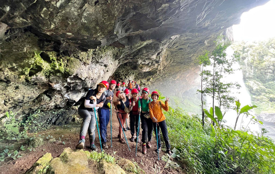 Du khách chinh phục thác 50 trong Khu Bảo tồn thiên nhiên Kon Chư Răng. Ảnh: Minh Châu