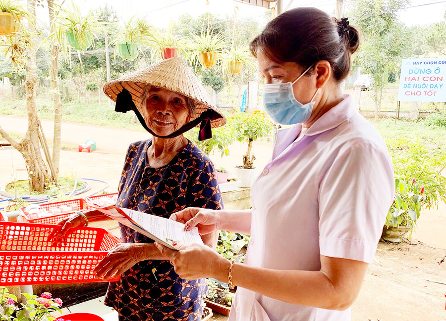 Nhân viên y tế xã Hải Yang (huyện Đak Đoa) tuyên truyền cho người dân về các biện pháp phòng-chống bệnh SXH. Ảnh: Như Nguyện Nhân viên y tế xã Hải Yang tuyên truyền cho người dân về các biện pháp phòng-chống bệnh SXH. Ảnh: Như Nguyện