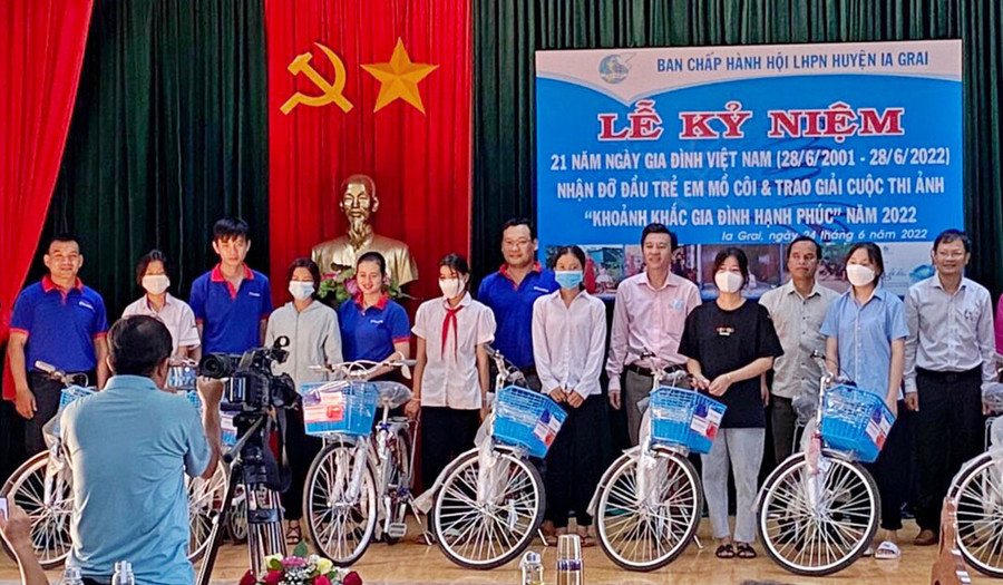 Hội Liên hiệp phụ nữ huyện Ia Grai trao tặng 14 chiếc xe đạp cho các em mồ côi được nhận đỡ đầu. Ảnh: Hoàng Ngọc