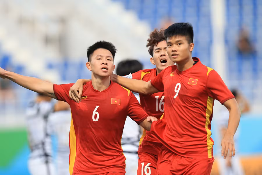 Tiến Long (6) ghi bàn gỡ hòa cho U.23 Việt Nam. Ảnh: Phúc Thắng