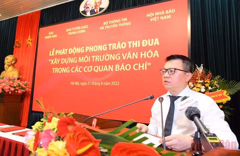 Đồng chí Lê Quốc Minh, Ủy viên Trung ương Đảng, Tổng Biên tập Báo Nhân Dân phát biểu tại buổi lễ.