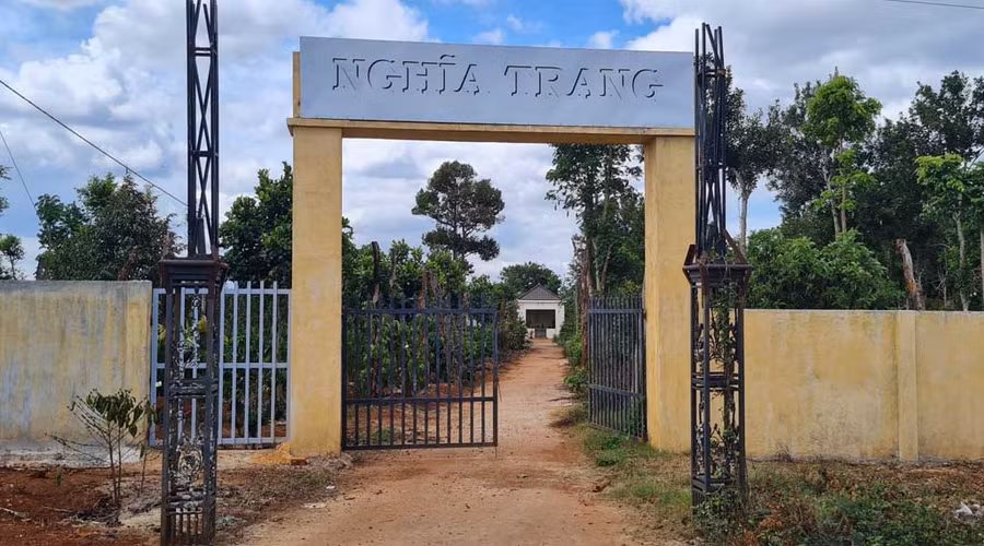 Một phần khu đất trước kia của ông Dậu, nay đã được H.Cư M’gar làm nghĩa trang xã Cư Suê. Ảnh: Hoàng Bình