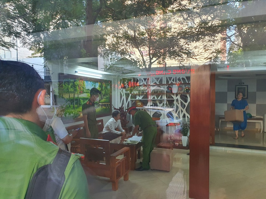 Công an khám xét nơi ở của Giám đốc CDC Đà Nẵng. Công an khám xét nơi ở của Giám đốc CDC Đà Nẵng.