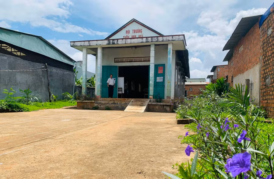 Người dân trong thôn đã đóng góp ngày công cải tạo, trồng hoa hai bên các tuyến đường và hội trường thôn để tạo cảnh quan sạch đẹp hơn. Ảnh: Nhật Hào