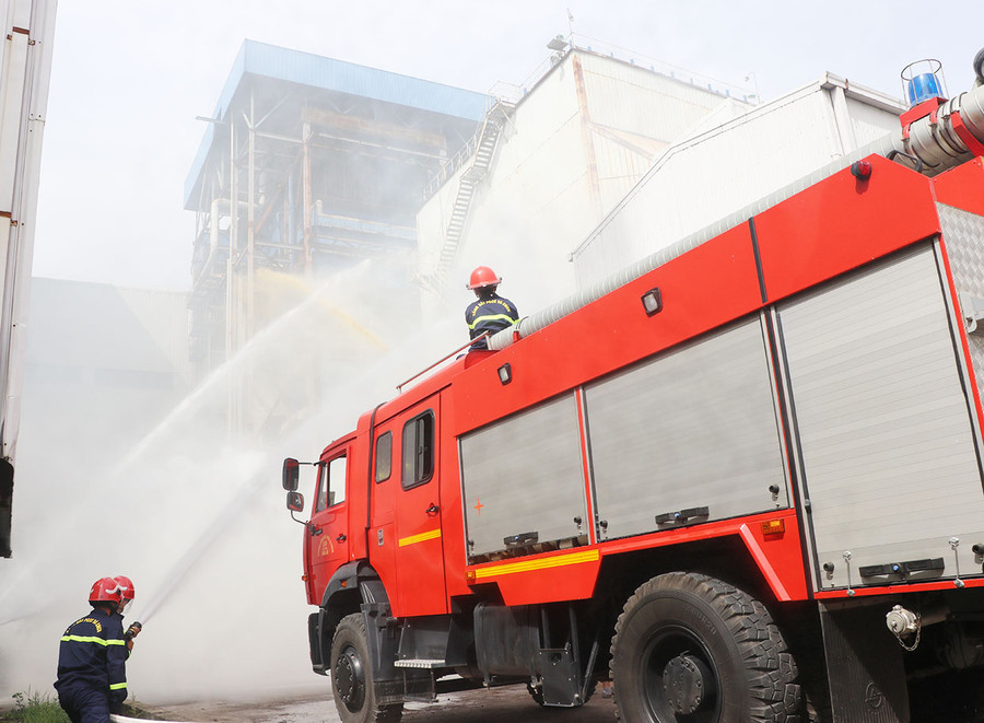  Các lực lượng phối hợp nhịp nhàng, khống chế đám cháy tại khu vực chứa bã mía của nhà máy điện sinh khối (Nhà máy Đường An Khê, xã Thành An, thị xã An Khê). Ảnh: Ngọc Minh