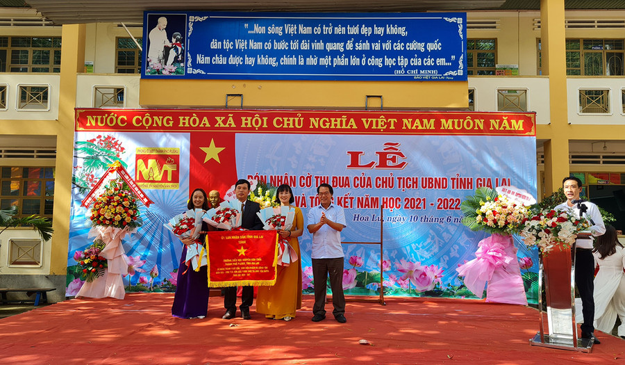  Trường Tiểu học Nguyễn Văn Trỗi vinh dự đón nhận Cờ thi đua của UBND tỉnh vì đã hoàn thành xuất sắc toàn diện nhiệm vụ công tác, dẫn đầu phong trào thi đua yêu nước năm 2020 và năm học 2020-2021. Ảnh: Hồng Thương 
