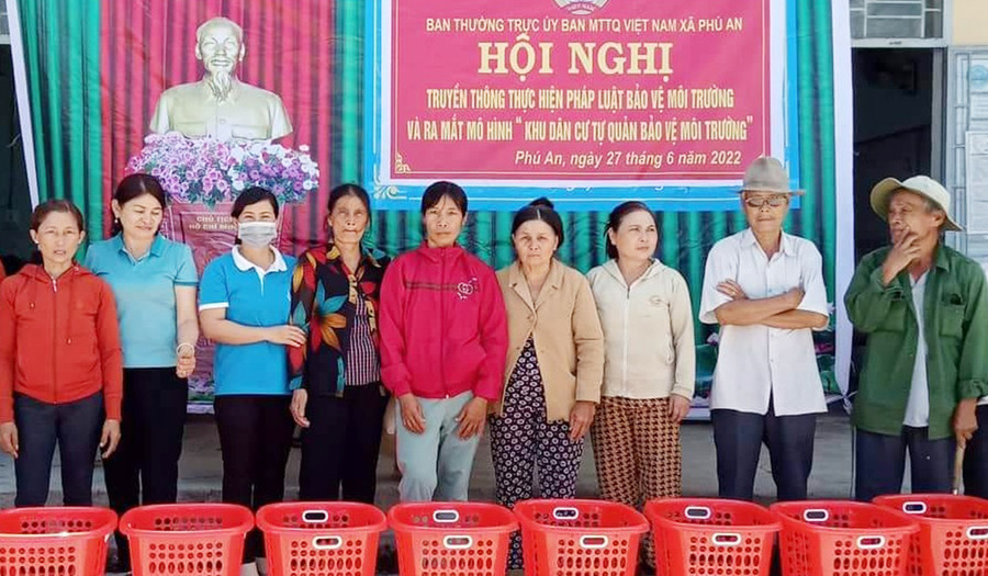  Trao tặng sọt đựng rác cho các hộ gia đình tại thôn An Phú. Ảnh: Ngọc Anh