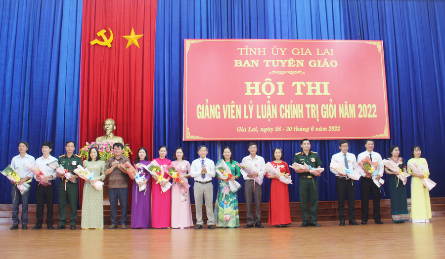 Trưởng ban Tuyên giáo Huỳnh Thế Mạnh (thứ 9 từ trái qua) tặng hoa cho các thí sinh tham gia hội thi. Ảnh: Phan Lài  Trưởng ban Tuyên giáo Huỳnh Thế Mạnh (thứ 9 từ trái qua) tặng hoa cho các thí sinh tham gia hội thi. Ảnh: Phan Lài