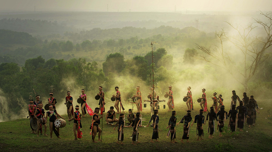 Cồng chiêng và vũ điệu xoang là phần không để tách rời trong lễ hội của người Bahnar. Ảnh: Nguyễn Linh Vinh Quốc