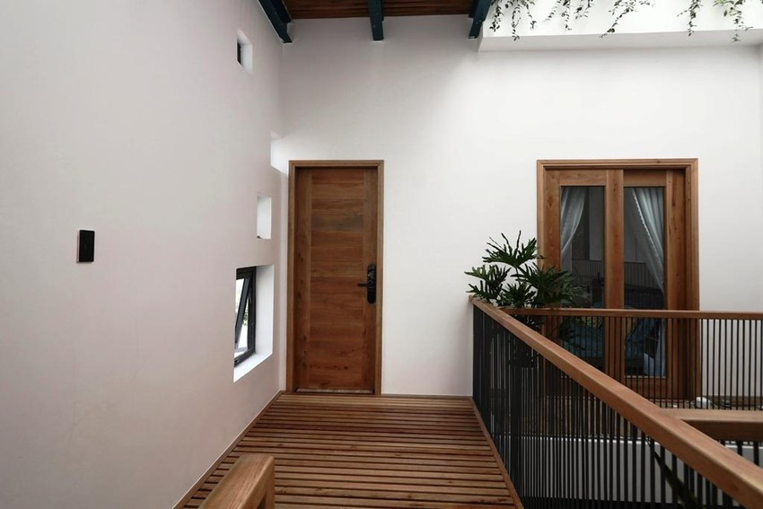 Ngôi nhà với phong cách hiện đại, đơn giản với tone màu chủ đạo trắng và gỗ tự nhiên. Ngôi nhà với phong cách hiện đại, đơn giản với tone màu chủ đạo trắng và gỗ tự nhiên.